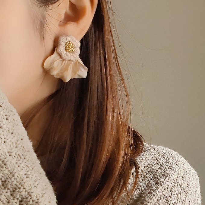 [akairo] Japanese Handmade Flower Petal Embroidery Earrings, Green