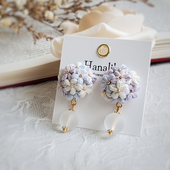 [Hanaliko] 日本手作花束刺繡珠子耳環，紫色 x 藍色