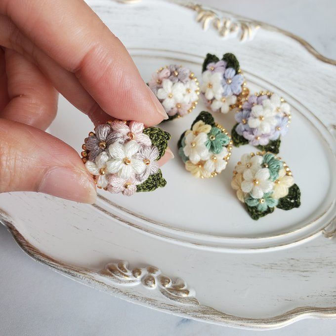 [Hanaliko] 日本手作花束刺繡耳環，紫色 x 白色