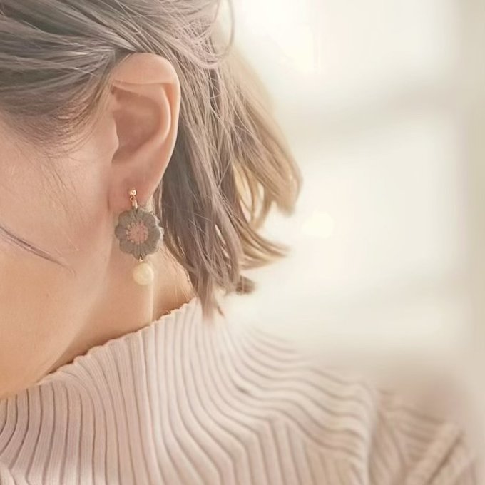 [shii-ffon] Japanese Handmade Flower Earrings, Grey