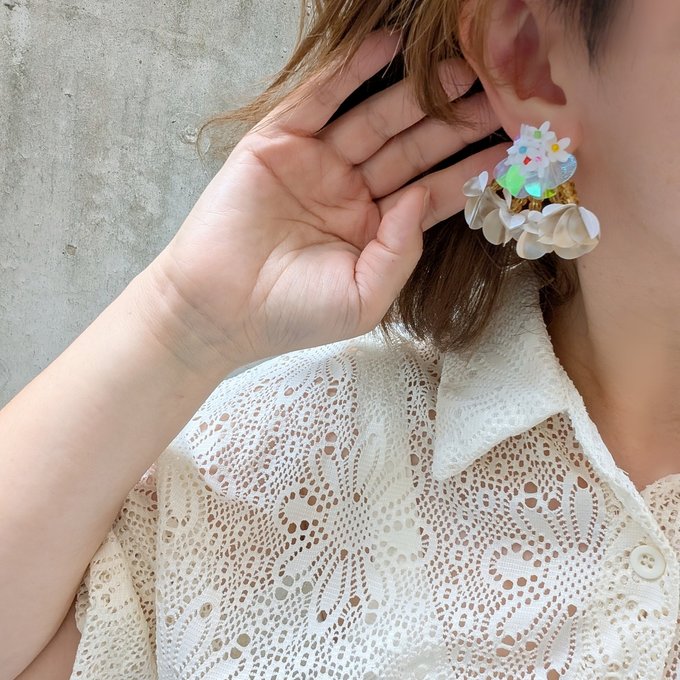 [laSoeur] 日本珠子刺繡Pompon耳環，白色 x 米色 