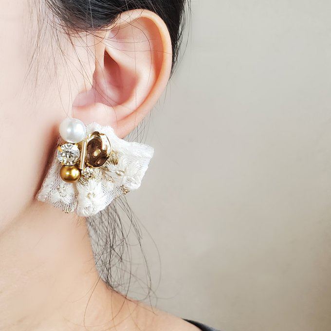 [hatomaha k.] Japanese Handmade Indian Embroidery Ribbon Earrings, White