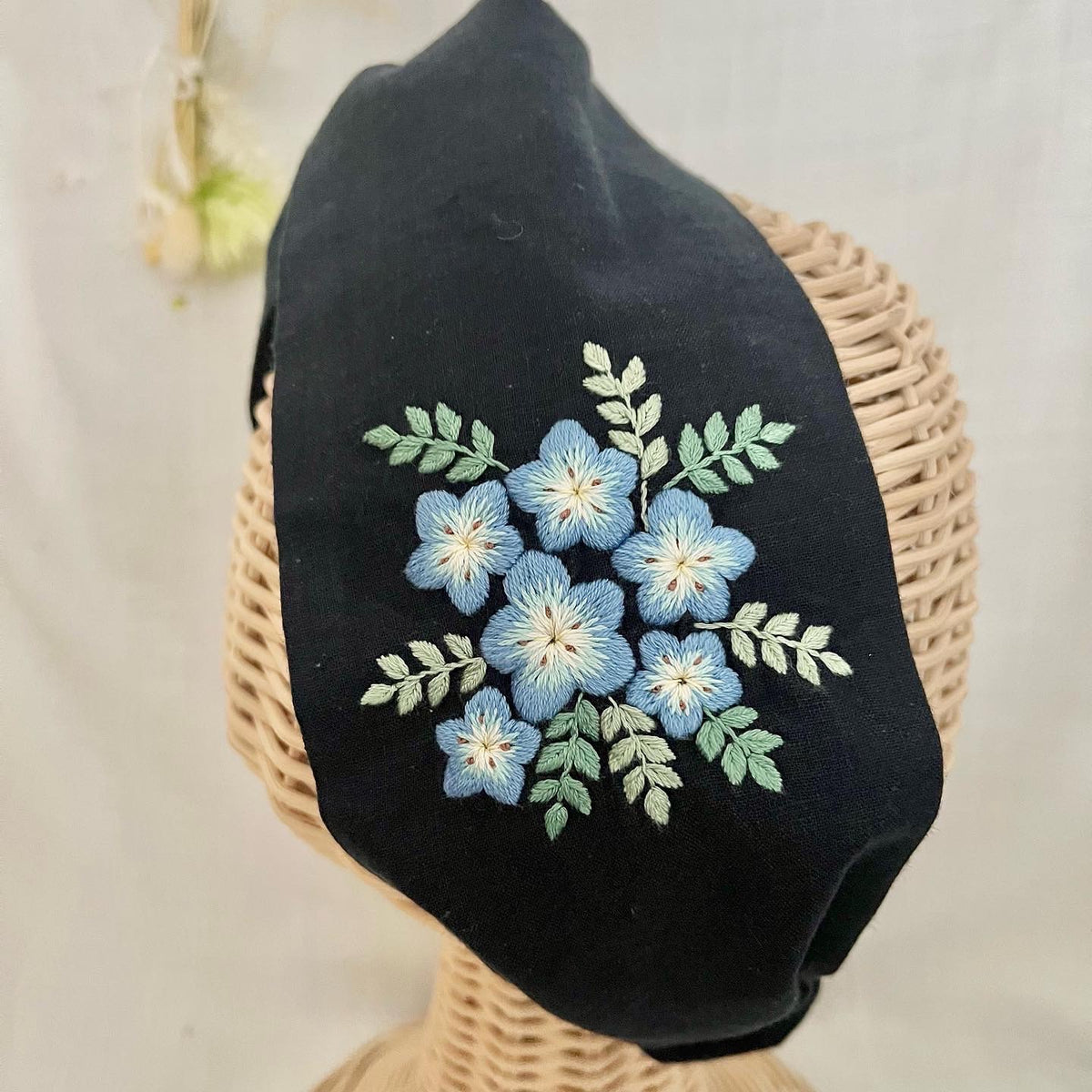 [aya] 日本手作粉蝶花刺繡髮帶，海軍藍色