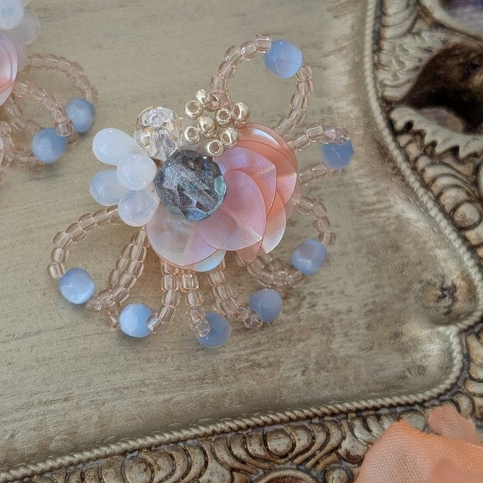 [laSoeur] 日本珠子刺繡Saita耳環，粉藍色 x 粉紅色 