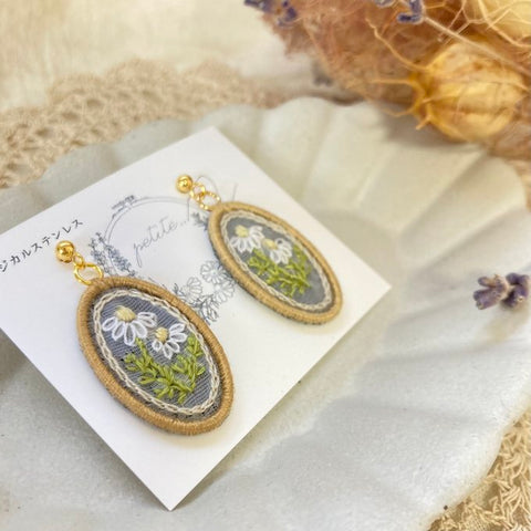 [putiito...] Japanese Handmade Embroidery Earrings, Chamomile (Birth Flower for April)