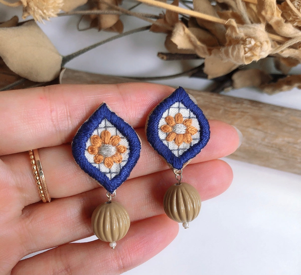 [La Shiga] 日本手作鑽石刺繡耳環，綠色