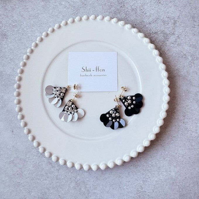 [shii-ffon] Japanese Handmade Sprinkle Flower Earrings, Black
