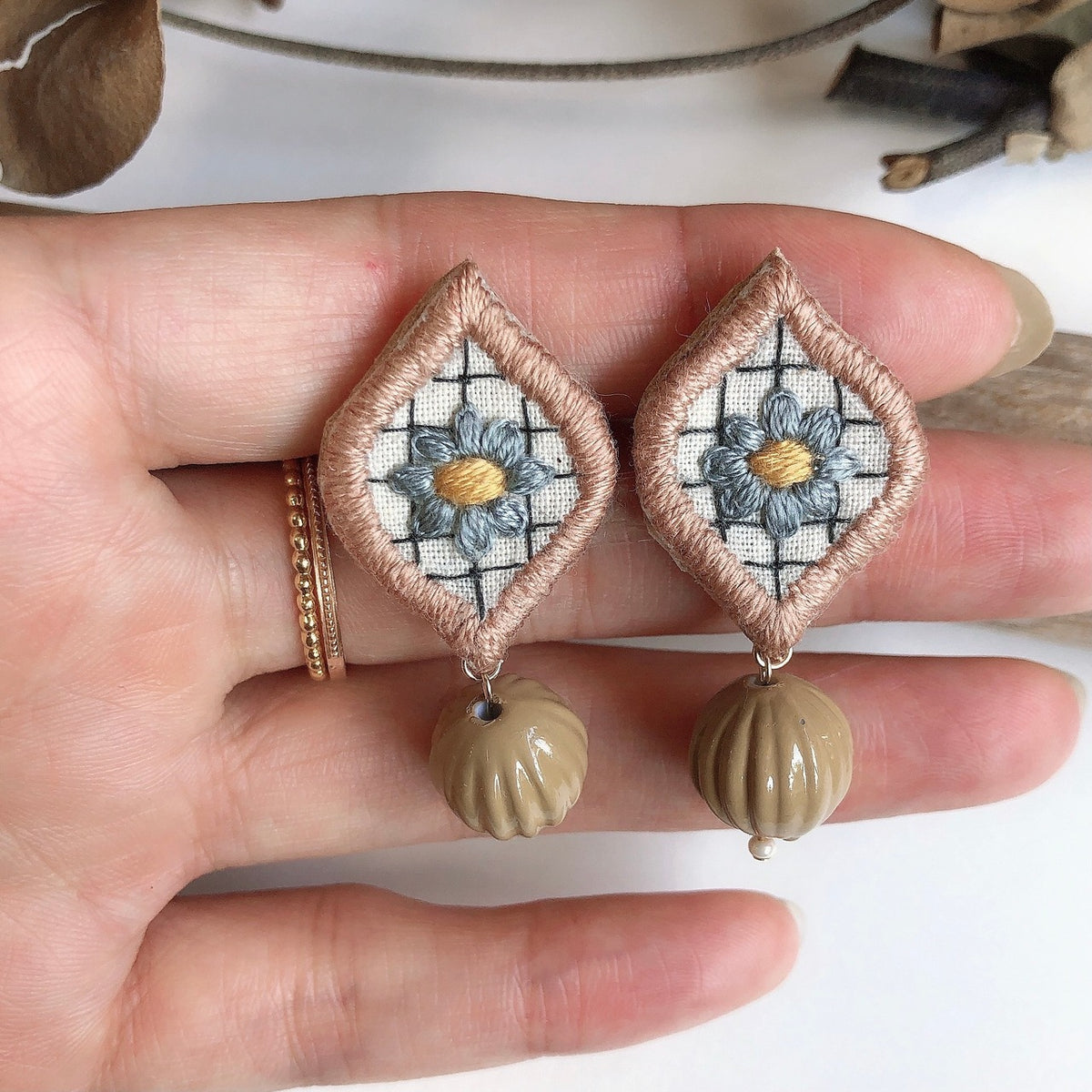 [La Shiga] 日本手作鑽石形刺繡耳環，橙色