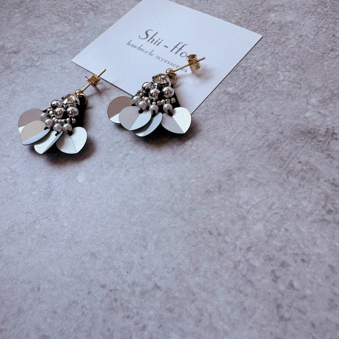 [shii-ffon] Japanese Handmade Sprinkle Flower Earrings, White