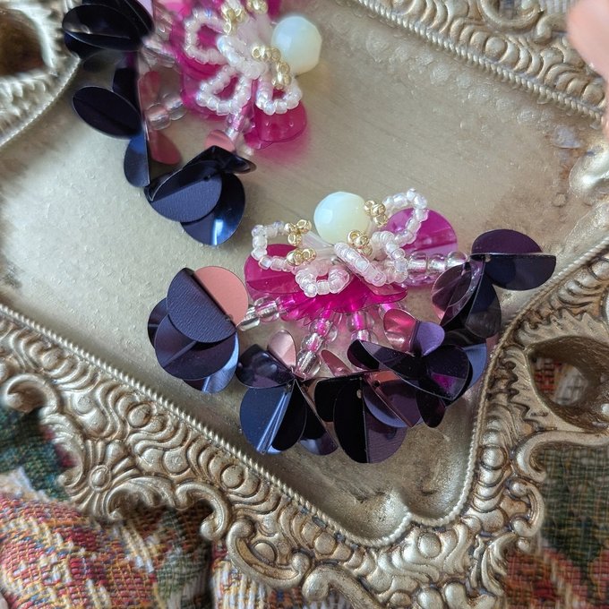 [laSoeur] 日本珠子刺繡Pompon耳環，紫色 x 紫紅色 