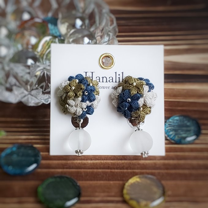 [Hanaliko] 日本手作花束刺繡珠子耳環，綠色 x 藍色
