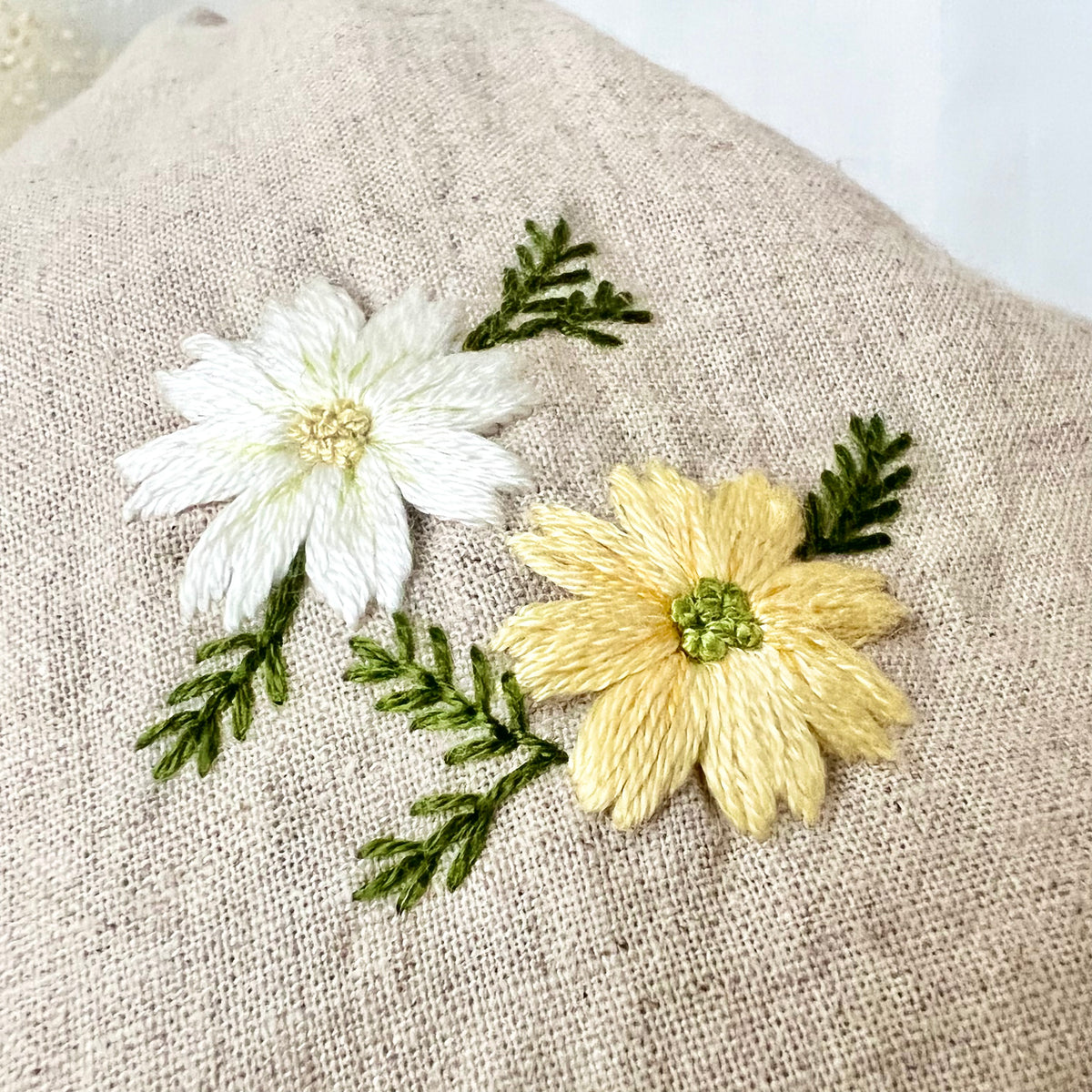 [aya] 日本手作大波斯菊簡約刺繡髮帶，米色