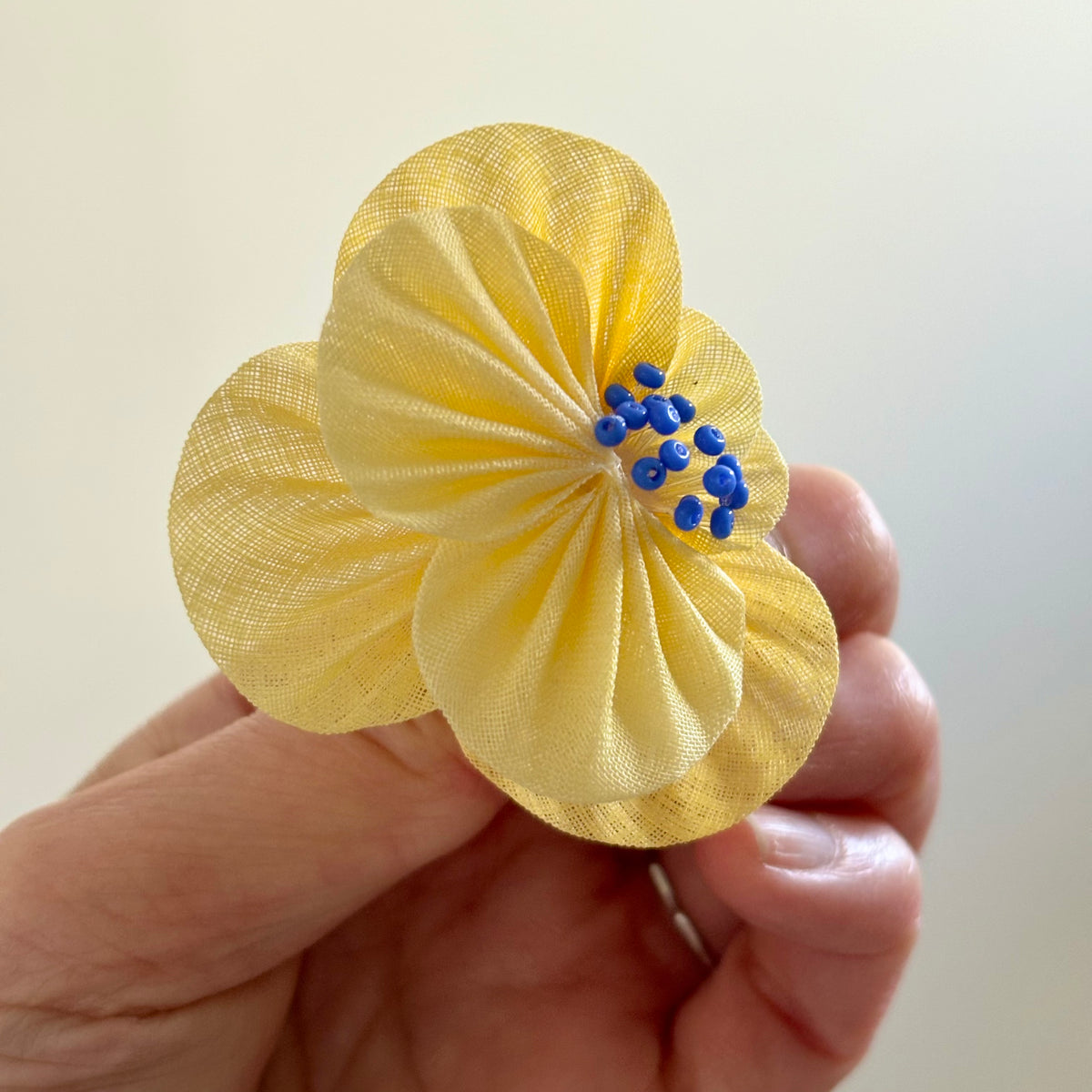 [kiki tumami] 日本手作手染 Tsumami Kanzashi 空中花耳環，奶油黃 x 藍色