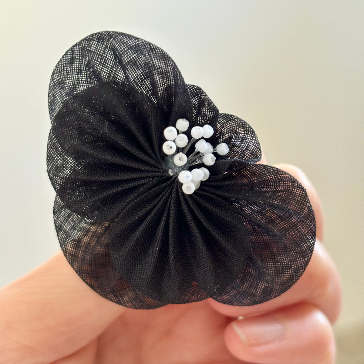 [kiki tumami] 日本手作手染 Tsumami Kanzashi 空中花耳環，黑色 x 白色