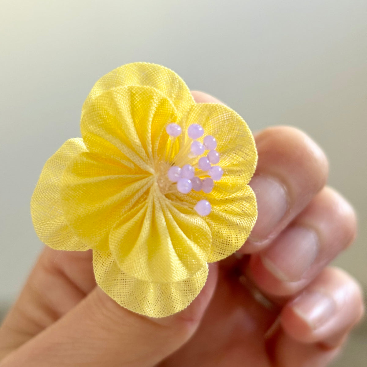 [kiki tumami] 日本手作手染 Tsumami Kanzashi 迷你空中花耳環，黃色 x 紫色