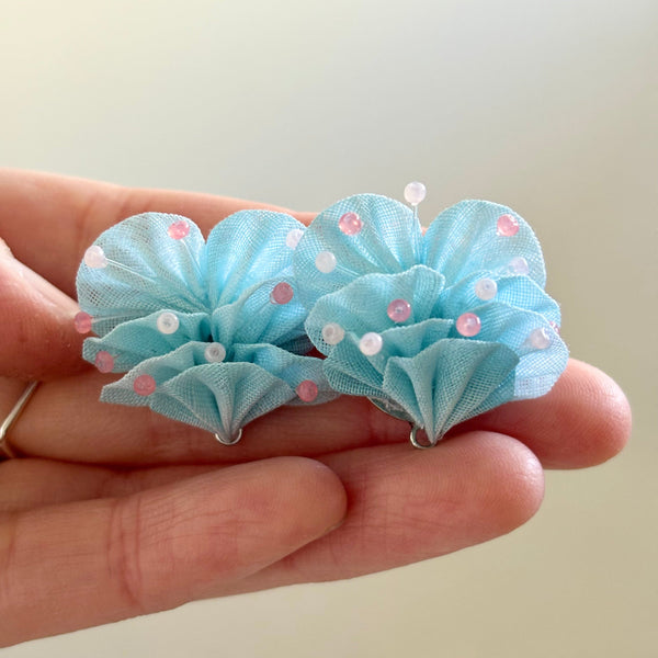【tsubutamipu】ハンドメイド　カメリア　バタフライイヤリング kiki tumami] Japanese Handmade Hand-dyed Tsumami Kanzashi Fly