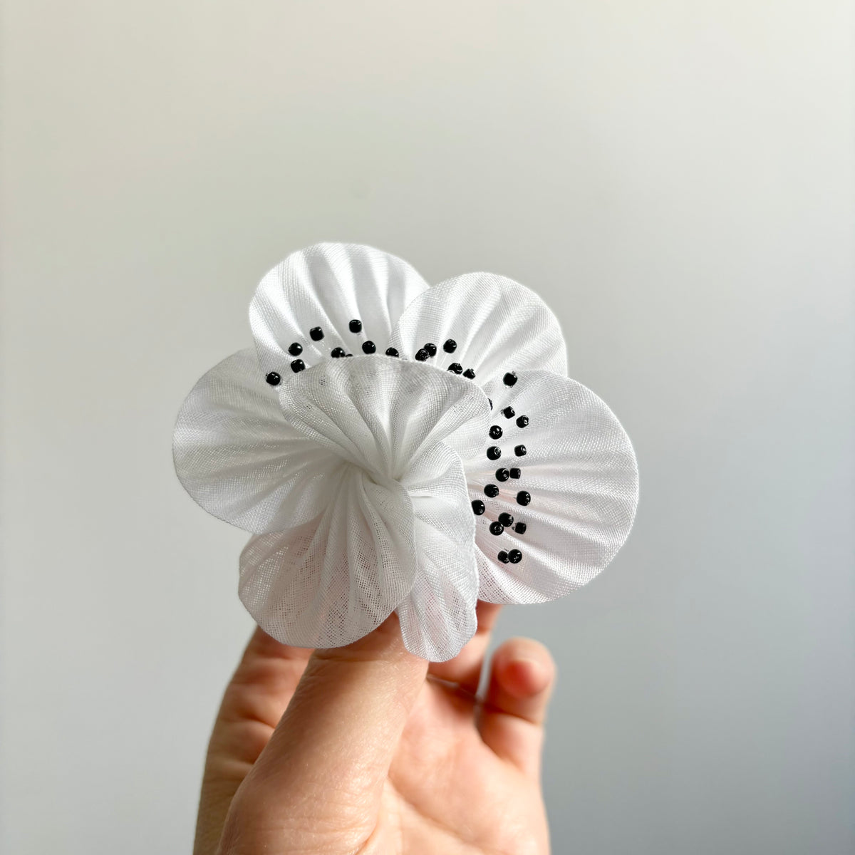 [kiki tumami] 日本手作手染 Tsumami Kanzashi 自由胸針，白色