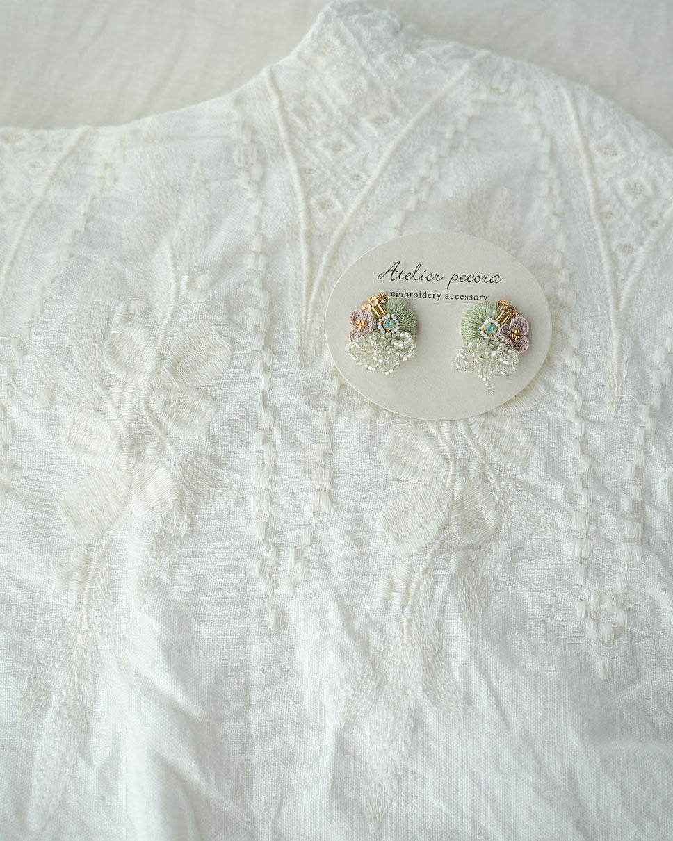 [Atelier pecora] Japanese Handmade Colore Embroidery Earrings, Green x White