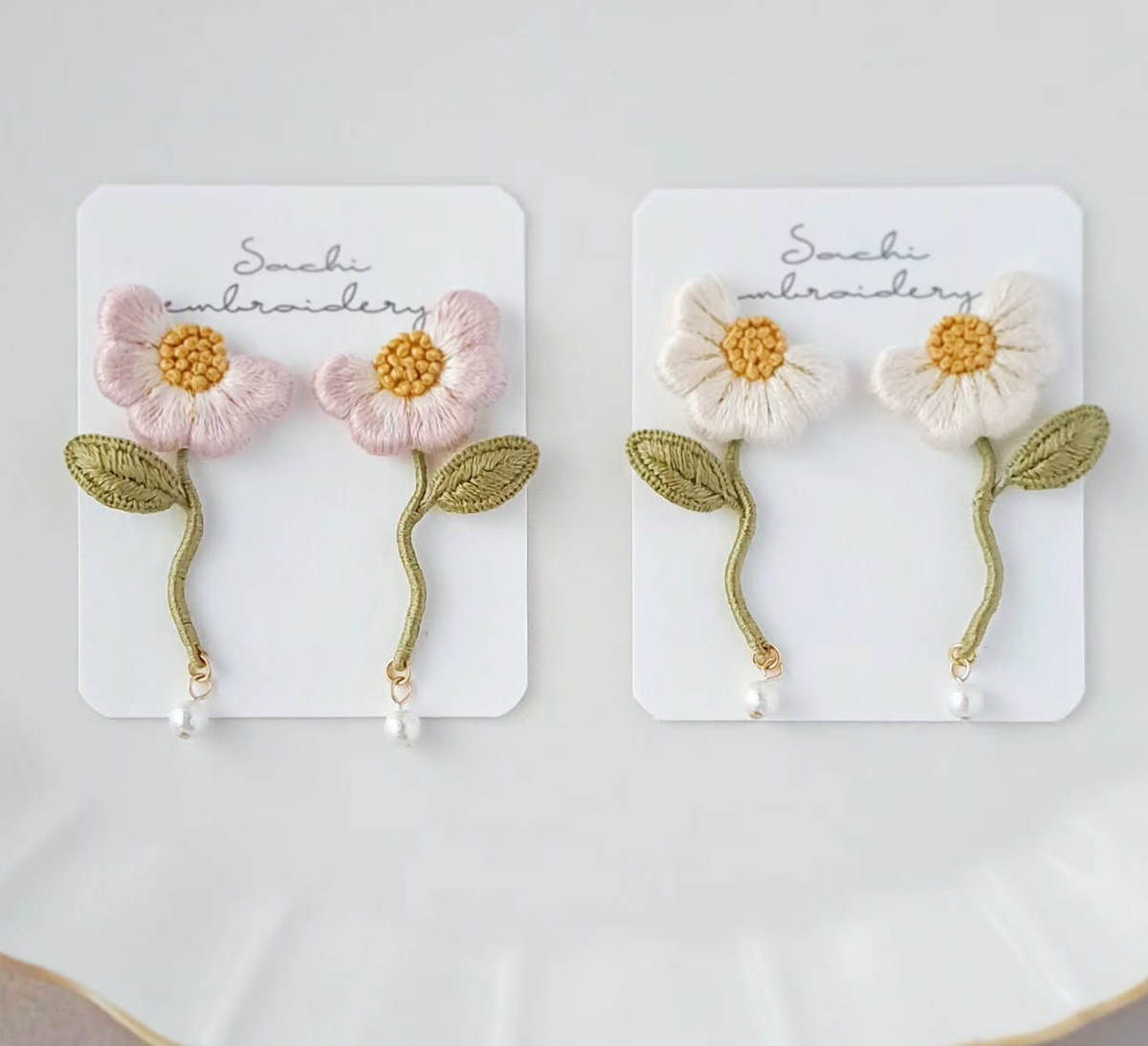 [sachi embroidery] Japanese Handmade Curvy Flower Embroidery Earrings, White