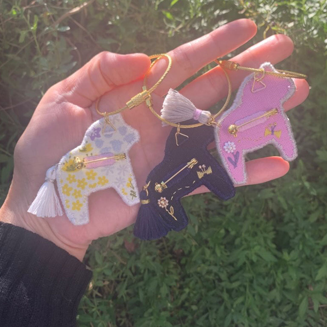 [hiromaru] 日本手作瑞典達拉馬花卉刺繡胸針或鎖匙扣，灰色 x 白色