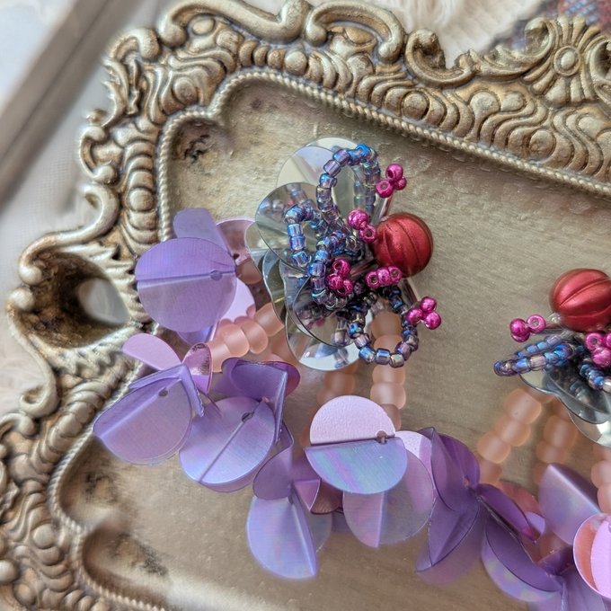 [laSoeur] 日本珠子刺繡Pompon耳環，紫色 x 紅色 