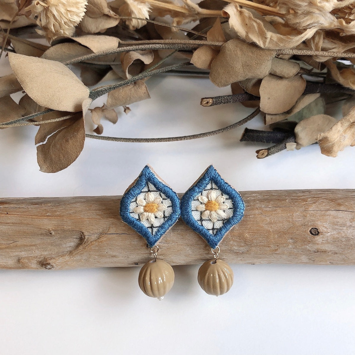 [La Shiga] 日本手作古董風刺繡耳環，灰白色