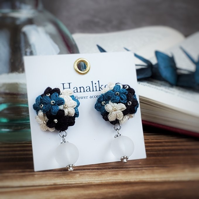 [Hanaliko] Japanese Handmade Bouquet Embroidery with Bead Earrings, Navy