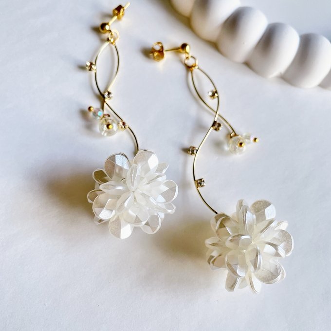 [la mue] Japanese Handmade Beads & Pearls Earrings, White