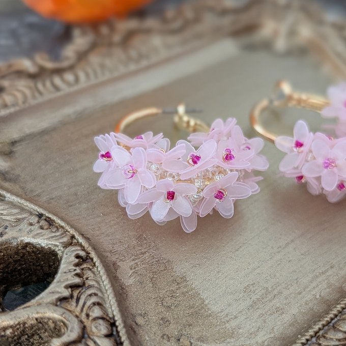 [laSoeur] Japanese Handmade Beads Embroidery Wreath Earrings, White x Red